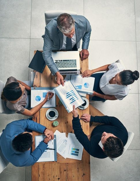 Nos Services success is on the top of their agenda high angle shot of a group of businesspeople having a meeting in an office premium photo